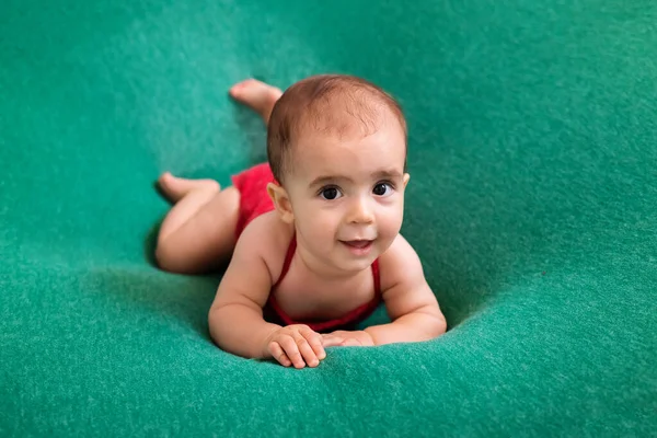 Aranyos Újszülött Boldog Baba Zöld Háttérrel Szoros Portré Újszülött Babáról — Stock Fotó