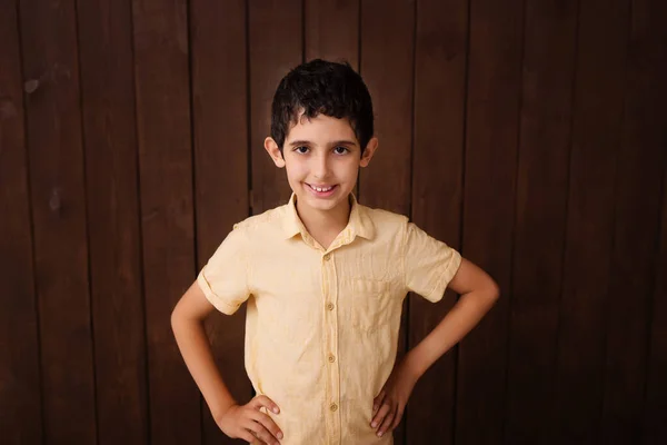 Niño Feliz Con Camiseta Amarilla Clara Aislado Sobre Fondo Marrón — Foto de Stock