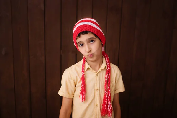 Menino Feliz Chapéu Papai Noel Isolado Fundo Marrom Chapéu Elfo — Fotografia de Stock