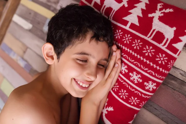 Happy Boy Santa Hoed Slapen Bruine Vloer Achtergrond Elfenhoed Kersttijd — Stockfoto