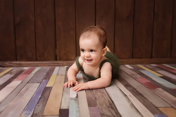 Leuke Pasgeboren Baby Lachende Baby Een Donkere Achtergrond Close Portret — Stockfoto