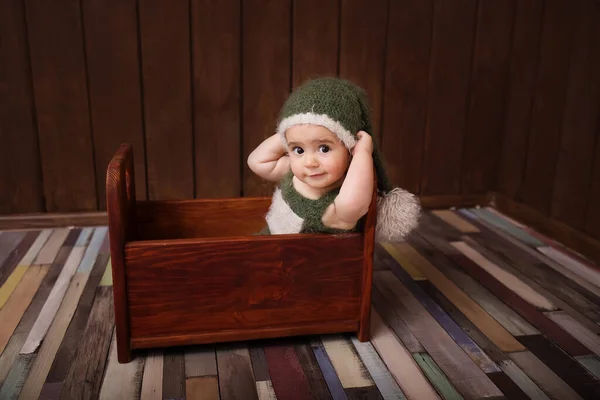 Leuke Pasgeboren Baby Het Speelgoedbed Lachende Baby Een Donkere Achtergrond Stockfoto