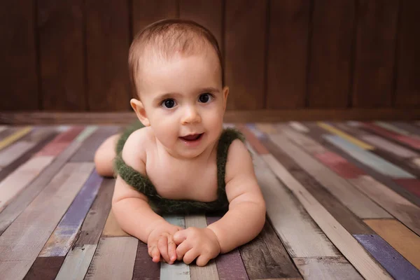 Leuke Pasgeboren Baby Lachende Baby Een Donkere Achtergrond Close Portret Rechtenvrije Stockafbeeldingen