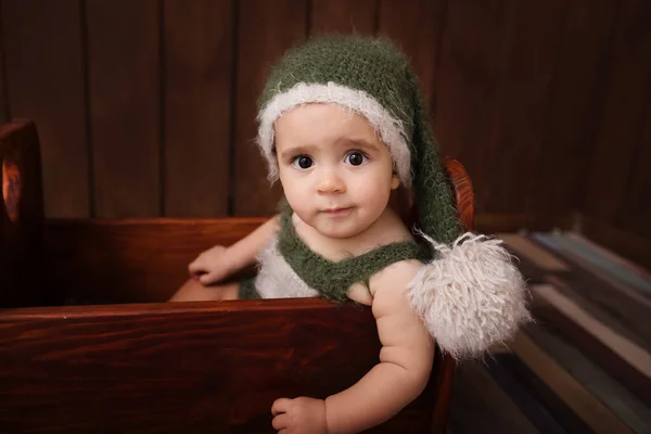 Leuke Pasgeboren Baby Het Speelgoedbed Lachende Baby Een Donkere Achtergrond Rechtenvrije Stockfoto's