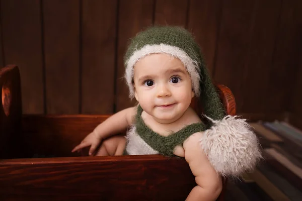 Niedliches Neugeborenes Spielzeugbett Lächelndes Baby Auf Dunklem Hintergrund Nahaufnahme Porträt Stockbild