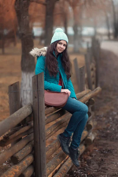 Kvinnan Hatt Sitter Trästaketet — Stockfoto