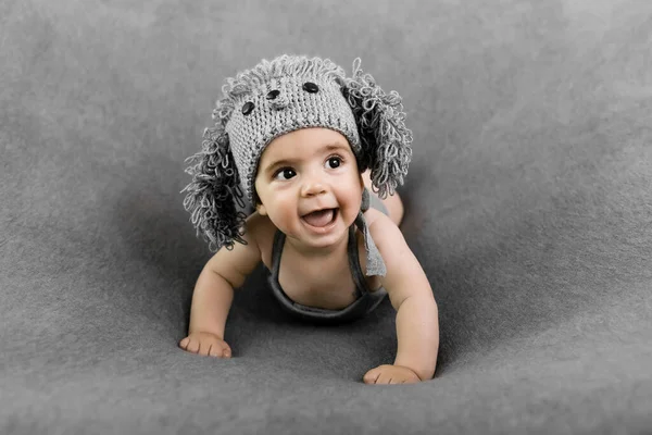 Lindo Bebé Recién Nacido Sombrero Perro Gris Bebé Feliz Sobre — Foto de Stock