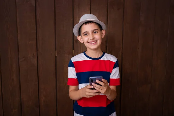 Menino Shirt Vermelha Usa Telefone Joga Criança Usa Conceito Dispositivos — Fotografia de Stock