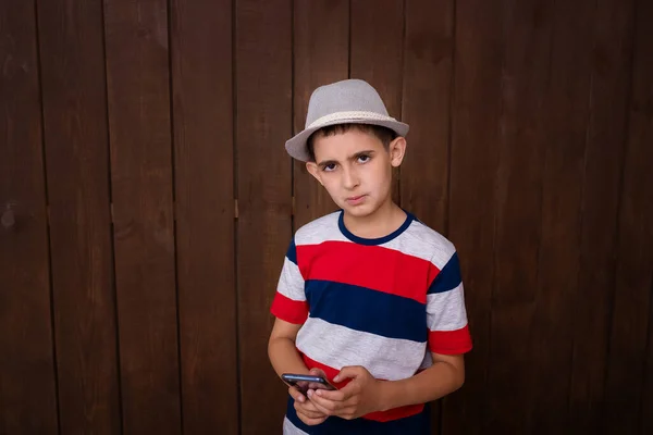 Αγόρι Κόκκινο Μπλουζάκι Χρησιμοποιεί Τηλέφωνο Και Παίζει Παιδί Χρησιμοποιεί Την — Φωτογραφία Αρχείου