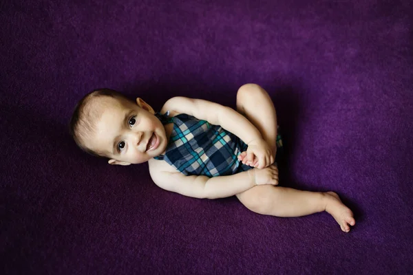 Aranyos Újszülött Boldog Baba Lila Háttérrel Szoros Portré Újszülött Babáról — Stock Fotó