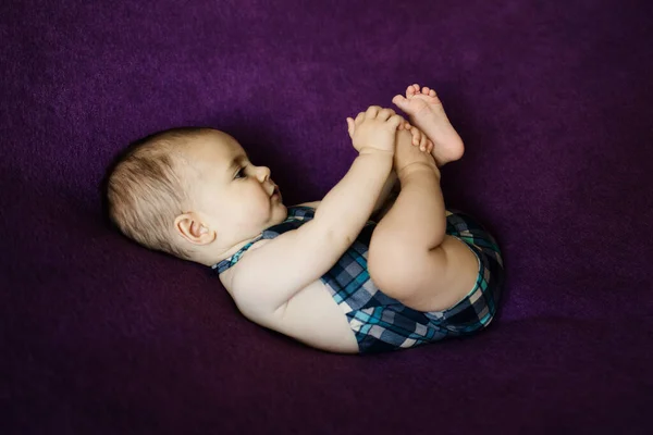 Милый Новорожденный Ребенок Счастливого Малыша Фиолетовом Фоне Портрет Новорожденного Крупным — стоковое фото