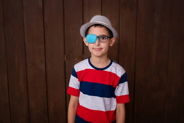 Porträt Eines Jungen Mit Brille Und Aufnäher Augenklappen Für Brillen Stockbild