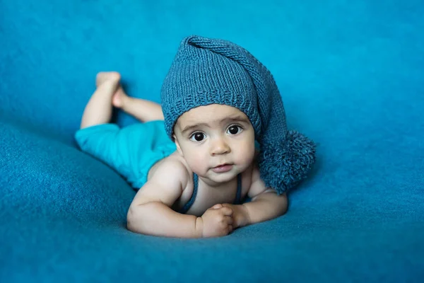 Leuke Pasgeboren Baby Met Blauwe Hoed Gelukkige Baby Een Blauwe Rechtenvrije Stockafbeeldingen