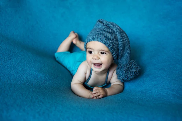 Leuke Pasgeboren Baby Met Blauwe Hoed Gelukkige Baby Een Blauwe Rechtenvrije Stockfoto's