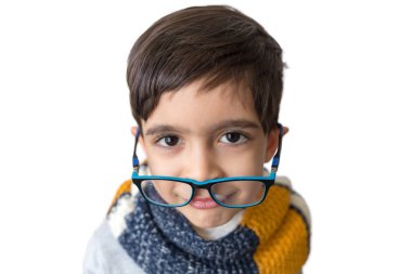 Beyaz arka planda eşarplı gözlüklü yakışıklı çocuk. Aile kavramı. Küçük çocuk. Dişsiz gülümseyen çocuk. Kış zamanı, Noel.