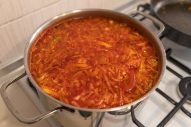 Tencerede Ukrayna çorbası. Geleneksel yemek çorbası.