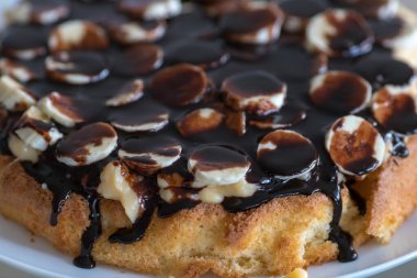 Boston kremalı turtası, muzlu ve boğmalı. Geleneksel Amerikan pastası. Yemek hazır. Ev yapımı..