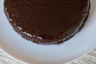 Banoffee muzlu turta ve beyaz arka planda karamel sosu ve peynir kremi. Geleneksel İngiliz pastası. Yemek hazır..