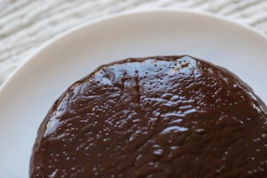 Banoffee muzlu turta ve beyaz arka planda karamel sosu ve peynir kremi. Geleneksel İngiliz pastası. Yemek hazır..