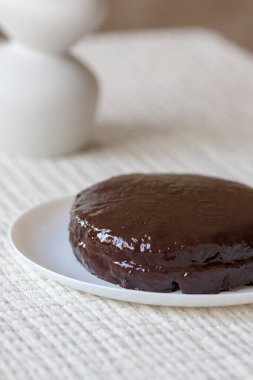 Banoffee muzlu turta ve beyaz arka planda karamel sosu ve peynir kremi. Geleneksel İngiliz pastası. Yemek hazır..