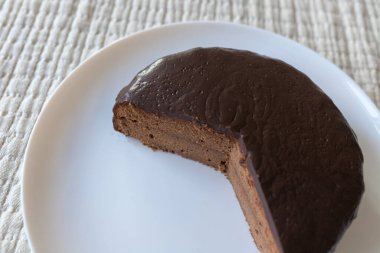 Beyaz arka planda çikolatalı kek Prag. Geleneksel Vaiz keki. Yemek hazır..