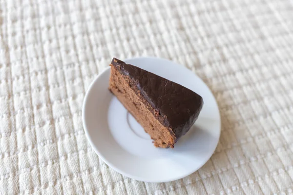 Beyaz arka planda bir parça çikolatalı kek Prag. Geleneksel Vaiz keki. Yemek hazır..