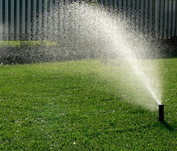 Sistema Riego Automático Del Jardín Riego Del Césped Ahorro Agua —  Fotos de Stock