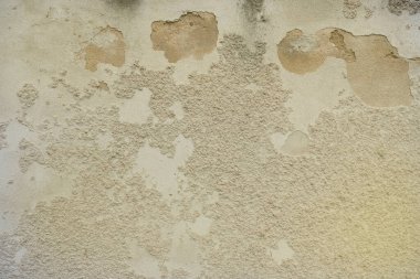 Bej alçıdan yapılmış eski bir duvarın desenli arka planı. Pürüzsüz yüzey. Çatlaklar. Boşluğu kopyala.