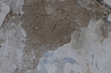 Bej alçıdan yapılmış eski bir duvarın desenli arka planı. Pürüzsüz yüzey. Çatlaklar. Uzayı kopyala Eski soyulan alçı duvar, ufalanır.