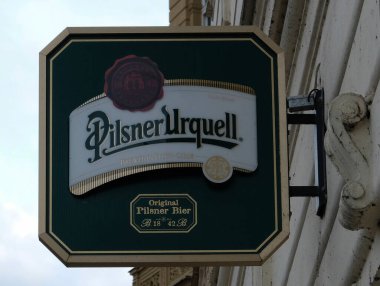Pilsner Urquell 'in logosu. Ön cephedeki yeşil Pilsner Urquell logosunu imzalayın - PRAGUE 'daki bira restoranının girişi - Ocak 2021. Pilsner bir Çek hafif bira markası..