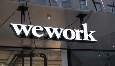WeWork, girişimciler, serbest çalışanlar, girişimciler ve küçük işletmeler için ortak çalışma alanı ve hizmetler sağlayan bir şirkettir. Wework logosu PRAGUE 'un ortak çalışma alanına girişte - Ocak 2021. 