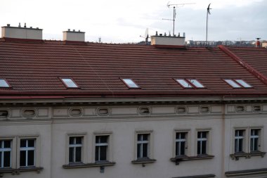 Pencereli, kiremitli, tavan arası pencereli eski evin manzarası. Çatıları ve yatakhaneleri olan apartmanların dışında. Çek Cumhuriyeti 'nde tipik Avrupa evleri.
