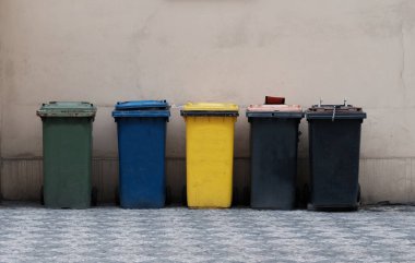 Atık ayıklama, sokak boyunca evin önünde duran beş farklı renk çöp kovası. Atıkları azaltmaya, küresel ısınmaya yardımcı olur. Atık ayrımı için çöp bidonları.