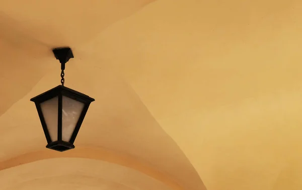 古董街经典铁灯挂在拱形天花板下的铁链上 靠近点经典的户外灯 复制空间 — 图库照片