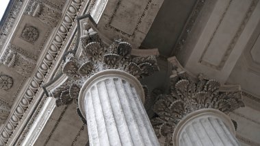 Klasik mimari köşe yazısı. Tarihi bir binanın mimarisinin ayrıntıları. St. Petersburg, Rusya 'daki Katedral' in tavanında sütunları ve Stucco kalıpları olan dış bina elementi..