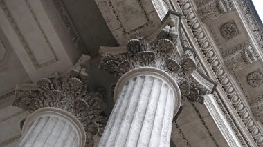 Klasik mimari köşe yazısı. Tarihi bir binanın mimarisinin ayrıntıları. St. Petersburg, Rusya 'daki Katedral' in tavanında sütunları ve Stucco kalıpları olan dış bina elementi..