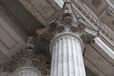 Klasik mimari köşe yazısı. Tarihi bir binanın mimarisinin ayrıntıları. St. Petersburg, Rusya 'daki Katedral' in tavanında sütunları ve Stucco kalıpları olan dış bina elementi..