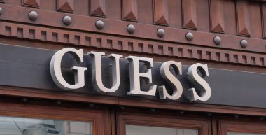 Tahmin et, ön cephede logo - şehir merkezindeki PRAGUE 'a giriş - Mart 2021. Tahmin et bakalım, bu Amerikan lüks giyim markasının klasik tabelasının yakın çekimi..