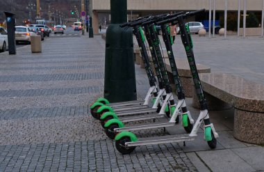 Prag 'ın turizm merkezinde elektrikli scooter kiralama şirketi LIME, Ocak 2021. Mobiletler için park ediyorum. Ekoloji kavramı ve doğa kaynaklarının korunması. Ekolojik elektrik toplu taşımacılığı.