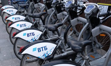 MOSCOW - Mayıs 2021: VTB Bank 'ın reklamı ile birlikte kaldırımda bisiklet kiralama istasyonları. Kiralık bisikletleri var. 