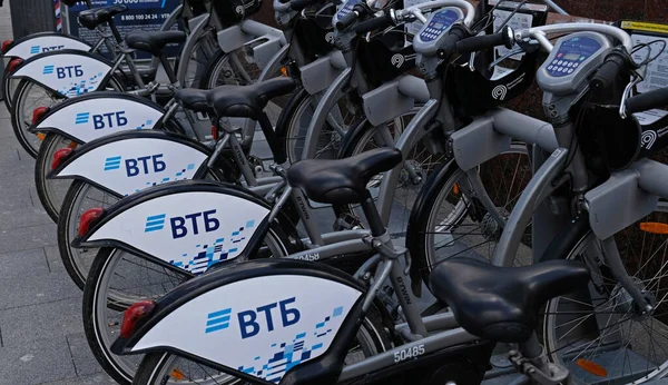 モスクワ 2021年5月 Vtb銀行の広告と歩道上の公共レンタル自転車の駅 レンタル可能な自転車 モスクワ交通 市は自転車を支払った — ストック写真