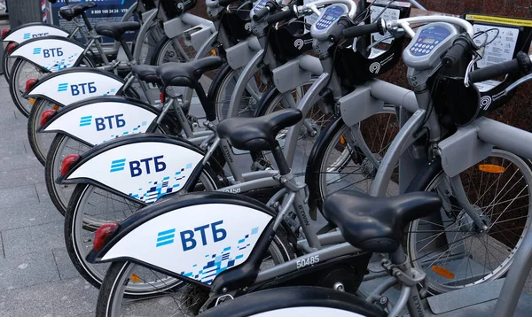 モスクワ 2021年5月 Vtb銀行の広告と歩道上の公共レンタル自転車の駅 レンタル可能な自転車 モスクワ交通 市は自転車を支払った — ストック写真