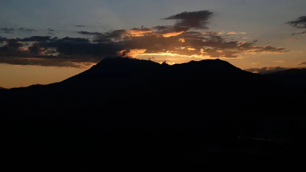 Silhueta Montanhas Contra Fundo Pôr Sol Céu Amanhecer Sol Pôs — Fotografia de Stock