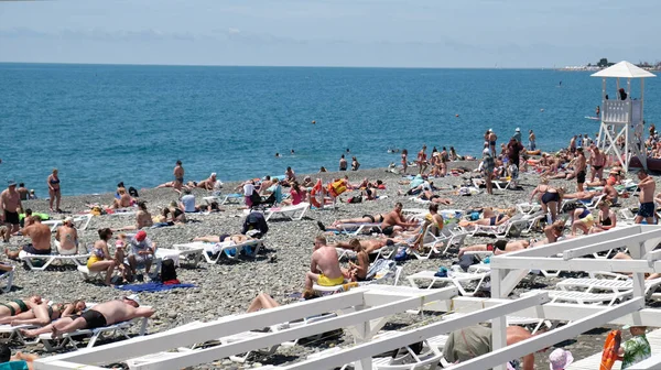 Menschen Entspannen Und Sonnen Sich Strand Von Sotschi Russland Juni — Stockfoto