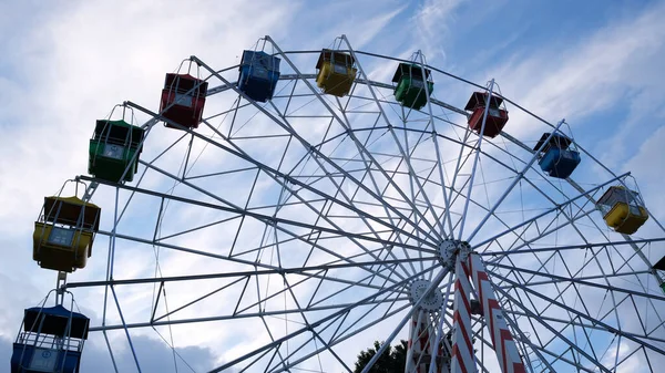 Colorful Ferris Wheels Amusement Park Background Blue Sky Clouds Toned — Stock Photo, Image