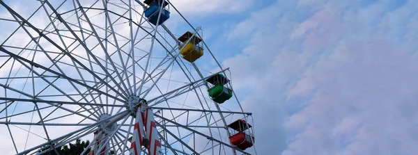 Banner Com Roda Gigante Colorida Parque Diversões Fundo Céu Azul — Fotografia de Stock