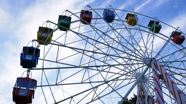 Colorful Ferris Wheels Amusement Park Background Blue Sky Clouds Toned — Stock Photo, Image