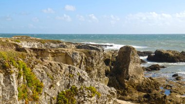 Britanya 'nın engebeli Atlantik kıyı şeridi engin okyanuslara ve çarpan dalgalara bakan seyrek bitki örtüsüyle bezenmiş kayalık uçurumları barındırıyor. Vahşi güzellik, sükunet ve doğanın saf gücü..