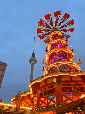 Berlin Noel Piramidi ve TV Kulesi 'ni aydınlattı. Alman Noel pazarı.