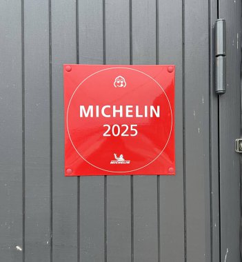 Michelin 2025, Tallinn, Estonya 'daki Restoran' ın girişinde 24 Kasım 2025 'te logo damgalı kırmızı tabela. Michelin Rehberleri, Fransız Michelin firması tarafından yayımlanan bir dizi kılavuz kitaptır.. 